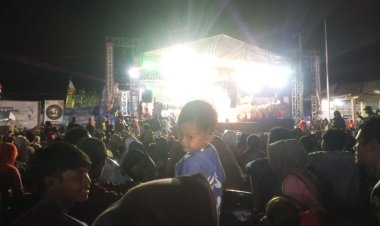 Pentas Wayang Golek Meriahkan HUT Kemerdekaan di Alun-Alun Cikesik