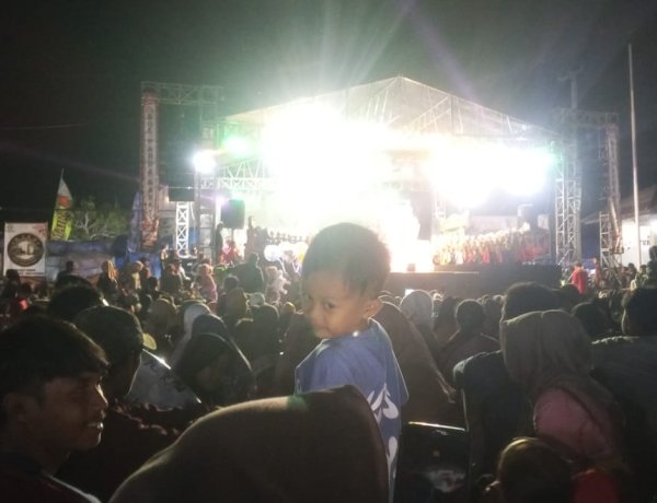 Pentas Wayang Golek Meriahkan HUT Kemerdekaan di Alun-Alun Cikesik