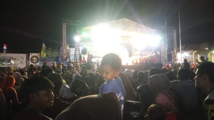 Pentas Wayang Golek Meriahkan HUT Kemerdekaan di Alun-Alun Cikesik