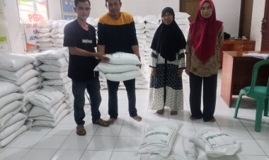 Penyaluran Bantuan Beras Bulog di Desa Umbulan Berjalan Lancar, 734 KPM Terima Bantuan  ‎