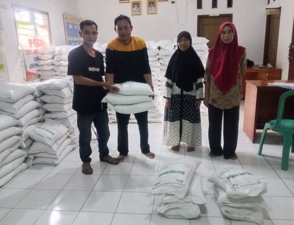 Penyaluran Bantuan Beras Bulog di Desa Umbulan Berjalan Lancar, 734 KPM Terima Bantuan  ‎