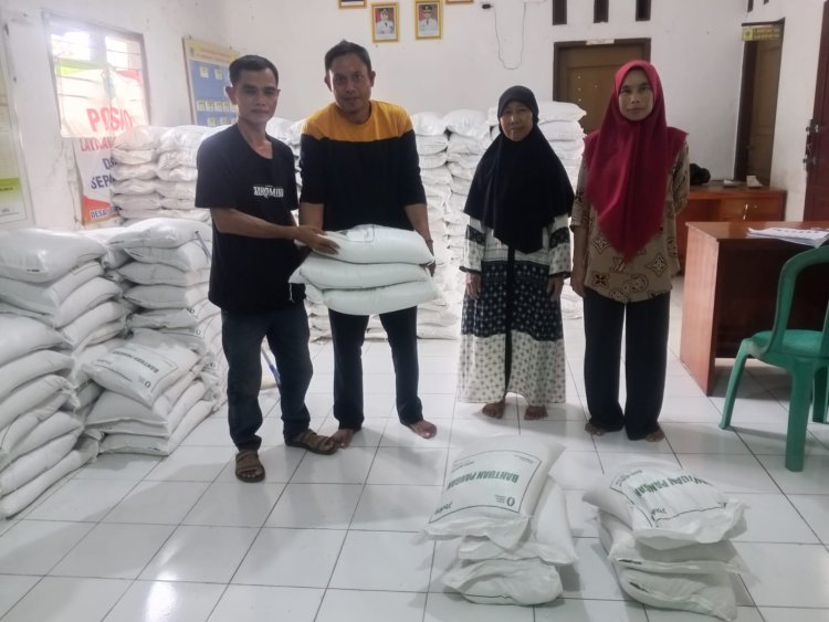 Penyaluran Bantuan Beras Bulog di Desa Umbulan Berjalan Lancar, 734 KPM Terima Bantuan  ‎