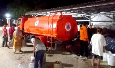 Totalitas BPBD-PK Pandeglang Salurkan Bantuan Air Bersih di Sukaresmi Hingga Larut Malam, Warga Apresiasi