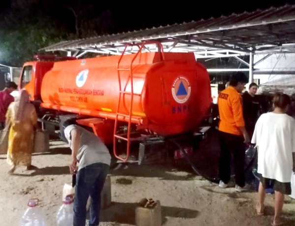 Totalitas BPBD-PK Pandeglang Salurkan Bantuan Air Bersih di Sukaresmi Hingga Larut Malam, Warga Apresiasi