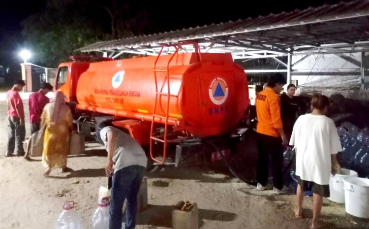 Totalitas BPBD-PK Pandeglang Salurkan Bantuan Air Bersih di Sukaresmi Hingga Larut Malam, Warga Apresiasi